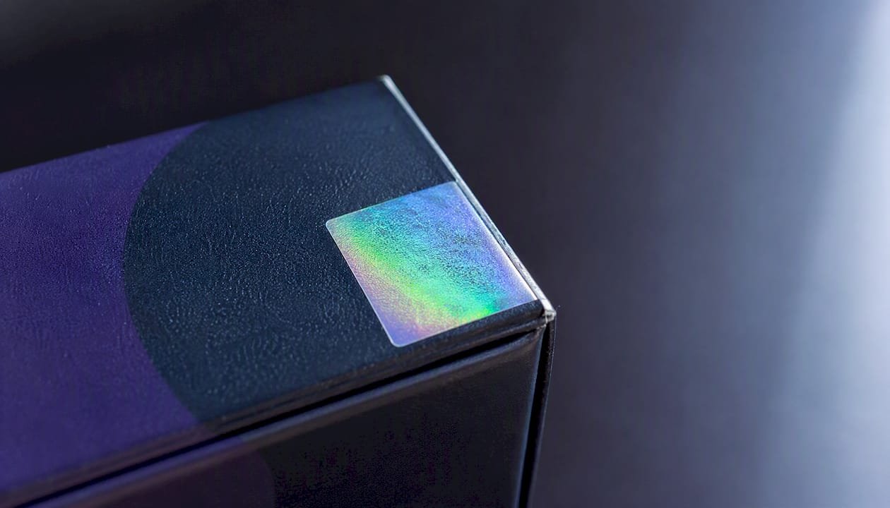 Detaljan prikaz holograma na ambalaži lijekova