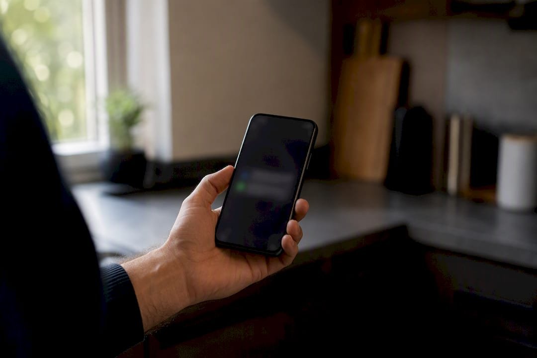 Ruka drži telefon s obavijesti o diskretnoj dostavi